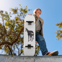 Minimalistiskt alpina Chamois-bergsget på snö
