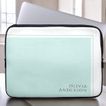 Minimalistiskt Aqua Färg-block med enkel Elegant Laptop Fodral<br><div class="desc">En enkel minimalistisk utformning som förmedlar en känsla av elegans och klassisk stil med sin moderna färg-blockdesign inslag i lätt akvamarin. Textmallen för den här designen innehåller ditt namn i designens nedre hörn på högerna. Den mångsidiga utformningen av denna minimalistiska design fungerar utmärkt för så många olika yrken, och är...</div>