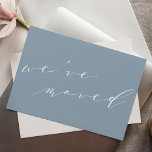 Minimalistiskt blått skript Vi Flyttat ny Flytta i Vykort<br><div class="desc">Minimalistiskt Modern Dusty Blue Elegant Script Vi Flyttat ett nytt vykort för hemmabruk för Flytta</div>