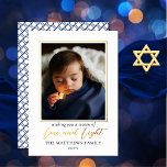 Minimalistiskt blåvitfoto Kärlek | Light Hanukkah<br><div class="desc">Ditt enfoto ger liv åt denna minimalistiska guld folie "Kärlek and Light" Hanukkah-design och skapar en keepy för dina mottagare som de kan vårda kom i flera år. Baksidan har en enkel överlappande kvadrat mönster i koordinerande blått och vitt. Sammansatt design efter Helgdag Hearts-design.</div>
