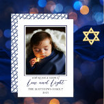 Minimalistiskt blåvitfoto Kärlek | Light Hanukkah Julkort<br><div class="desc">Ditt enfoto ger liv åt den minimalistiska "Kärlek and Light" Hanukkah-designen och skapar en keepy för dina mottagare som de kan vårda i flera år för kom. Baksidan har en enkel överlappande kvadrat mönster i koordinerande blått och vitt. Sammansatt design efter Helgdag Hearts-design.</div>