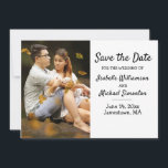 Minimalistiskt Boho-foto Spara datumkortet Datumet<br><div class="desc">Kortets framsida är mycket enkel,  bara ditt Boho-pars foto och en kombination av ett brunt och mejeriskt teckensnitt. Baksidan av Spara datumkortet är orangen Höst med stora löv som bildar ett vågrät mönster. Du kan ändra bakgrunden färg till vad du vill när du ersätter malltexten med en egen.</div>