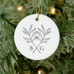Minimalistiskt botaniskt Monogram Bröllop Keepsaké Julgransprydnad Keramik<br><div class="desc">Ett minimalistiskt botaniskt monogram bröllop-mönster. En enkel design som användor vintage stil botaniska skisser av löv att skapa ett elegant klassisk monogram. En charmerande svart- och vitträdgårdsdesign med usla streck och typisk manusskrift. En elegant bröllop-julprydnad är en viktig utformning med modernt inslag. Det finns också möjlighet att matcha bröllopsinbjudningar och...</div>