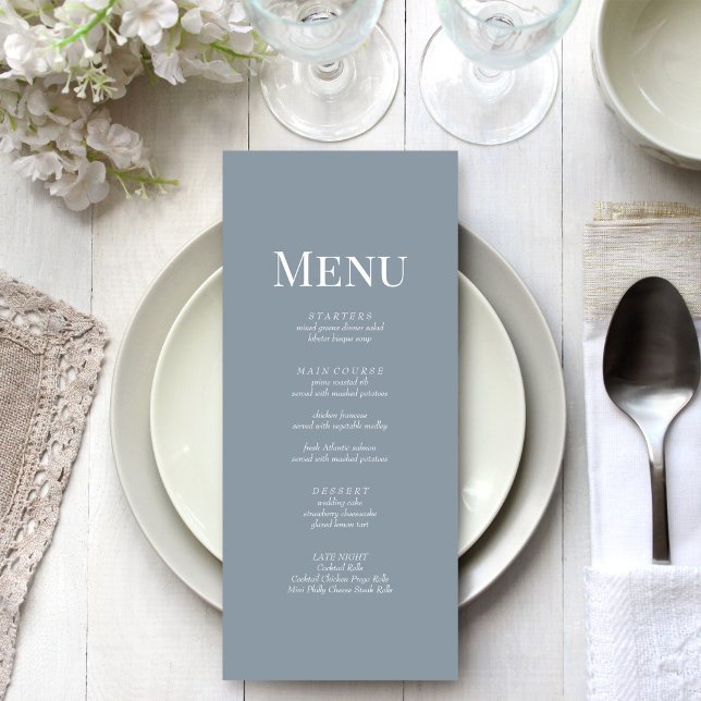 Minimalistiskt Dusty Blue Monogram Bröllop-menykor Meny (Minimalist Dusty Blue Monogram Wedding Menu Card on a beautiful white and silver wedding table.)