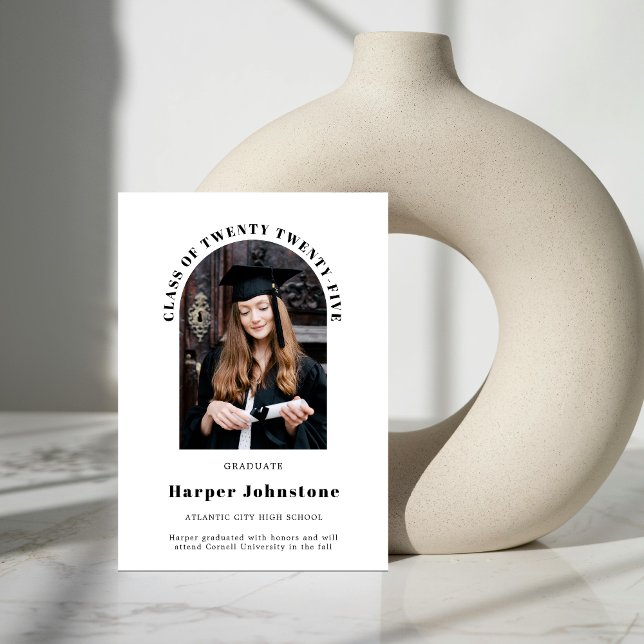 Minimalistiskt enkelt foto Studenten-meddelande Inbjudningar (Minimalist and simple Class of photo graduation announcement front view.)