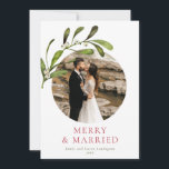 Minimalistiskt fel i Merry & Married Photo Julkort<br><div class="desc">Ett modernt minimalistiskt helgdag-kort som firar din första jul som gift par. I designen fanns ditt favoritfoto i en cirkelöppning,  med vattenfärgen gren på mistletoe. Anpassa rubriken och signera med rött och mörk grönt. På motsatt sida finns mönster i vattenfärgsmistletoe grenar.</div>