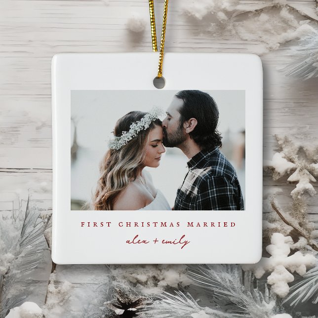 Minimalistiskt första julfoto julgransprydnad keramik (Minimalist First Christmas Married Photo Ceramic Ornament - Front features Photo + Names)