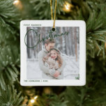 Minimalistiskt första marktat julskript - foto julgransprydnad keramik<br><div class="desc">Kom ihåg din första gifta jul för evigt med den här moderna,  minimalistiska helgdag prydnadsföremål,  som har "jul" i en rik,  traditionell grönt med prydnadsbrev och ditt favoritfoto från bröllop. Fotot upprepas på baksidan,  med datafältet i bröllop övertäckt. Copyright Anastasia Surridge,  alla höger reserverade.</div>