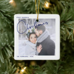 Minimalistiskt första marktat julskript - foto julgransprydnad keramik<br><div class="desc">Kom ihåg din första gifta jul för evigt med den här moderna,  minimalistiska helgdag prydnadsföremål,  som har "jul" i trendiget,  modern blå handskriftstrad typografi och ditt favoritfoto från bröllop. Fotot upprepas på baksidan,  med datafältet i bröllop övertäckt. Copyright Anastasia Surridge,  alla höger reserverade.</div>