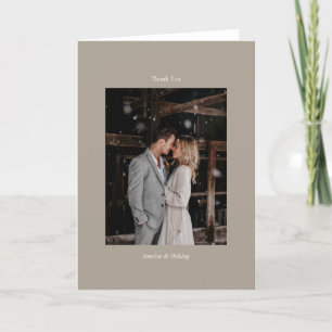 Minimalistiskt foto av Taupe Elegant bröllop Anpas Tack Kort