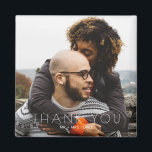 Minimalistiskt foto Bröllop Tack Magnet<br><div class="desc">Säg tack på ett unikt och hållbart sätt med det här minimalistiska Photo Bröllop Tack Magnet. Den här personligen är designad som en modern keepé och har en ren, minimalistisk utformning som visar ett av dina favoritfoton tillsammans med ett enkelt, hjärtligt tacksamhetsbudskap. Perfekt för bröllopsfavoriter, den här magneten kommer att...</div>