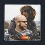 Minimalistiskt foto Bröllop Tack Magnet<br><div class="desc">Säg tack på ett unikt och hållbart sätt med det här minimalistiska Photo Bröllop Tack Magnet. Den här personligen är designad som en modern keepé och har en ren, minimalistisk utformning som visar ett av dina favoritfoton tillsammans med ett enkelt, hjärtligt tacksamhetsbudskap. Perfekt för bröllopsfavoriter, den här magneten kommer att...</div>