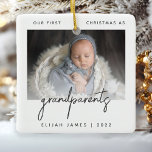 Minimalistiskt foto-morföräldrar 1:a julens Grått Julgransprydnad Keramik<br><div class="desc">Hjälp dem att fira sitt första barnbarns ankomst med detta moderna minimalistiska fotoprynament. Grått-texten från kol lyder "Vår första jul som morföräldrar", med ord som "morföräldrar" i handskript för trendig. Ersätt enkelt exempelbilden med ditt favoritfoto från nyfödd bebis och lägg till namn och året nedan. Med en vit övertoning skärm...</div>