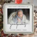 Minimalistiskt foto-morföräldrar 1:a julens Grått Julgransprydnad Metall<br><div class="desc">Hjälp dem att fira sitt första barnbarns ankomst med detta moderna minimalistiska fotoprynament. Grått-texten från kol lyder "Vår första jul som morföräldrar", med ord som "morföräldrar" i handskript för trendig. Ersätt enkelt exempelbilden med ditt favoritfoto från nyfödd bebis och lägg till namn och året nedan. Med en vit övertoning skärm...</div>