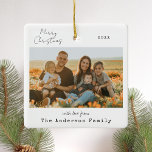 Minimalistiskt handskrivet foto av God jul Julgransprydnad Keramik<br><div class="desc">Glad helg! Skicka ditt varma önskemål till vänner och familj den här julsäsongen med en personlig fotojulprydnad. Den har ett minimalistiskt handskrivet skript och typewriter-typografi för vintage. Gör det själv genom att lägga till ett foto,  namn,  år och andra anpassningsbar. Denna minsta julprydnad finns i andra färg.</div>