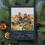 Minimalistiskt handskrivet foto av God jul Julkort<br><div class="desc">Glad helg! Skicka ditt varma önskemål till vänner och familj den här julsäsongen med ett personlig-fotojulkort. Den har ett minimalistiskt handskrivet skript och typewriter-typografi för vintage. Gör det själv genom att lägga till ett foto,  namn,  år och andra anpassningsbar. Detta minsta julkort finns i andra färg och andra djurhållare.</div>