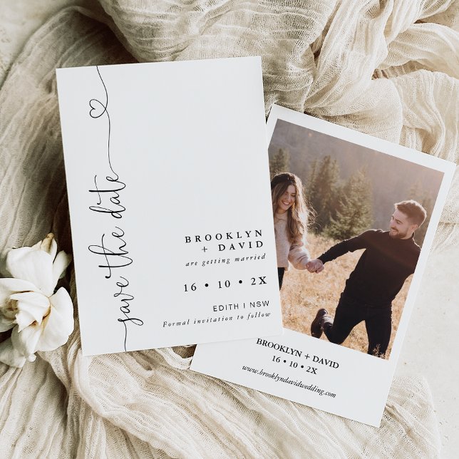 Minimalistiskt Heart Text Bröllop spara datum-kort Inbjudningar (Minimalist wedding save the date featuring a heart calligraphy heading and couples photo on the back)
