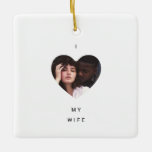 Minimalistiskt i kärlek mitt huffoto julgransprydnad keramik<br><div class="desc">Julsvart och vitt minimalistiskt hjärta I kärlek min fru Photo Ceramic Ornament med stora och rena vita utrymmen, personlig text med namn, keepsaké firande (bröllop, förlovning, julklapp, nytt år eller speciella evenemang) och en modern, prickad snöflingor bakgrund på baksidan med ditt anpassningsbar år. Dessa prydnadsföremål i julklapp kan vara enkla...</div>