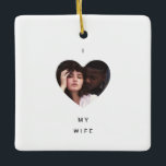 Minimalistiskt i kärlek mitt huffoto julgransprydnad keramik<br><div class="desc">Julsvart och vitt minimalistiskt hjärta I kärlek min fru Photo Ceramic Ornament med stora och rena vita utrymmen, personlig text med namn, keepsaké firande (bröllop, förlovning, julklapp, nytt år eller speciella evenemang) och en modern, prickad snöflingor bakgrund på baksidan med ditt anpassningsbar år. Dessa prydnadsföremål i julklapp kan vara enkla...</div>
