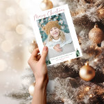 Minimalistiskt jullfoto för Rosa Träd Julkort<br><div class="desc">Minimalistiskt, kute, Modern men ändå rustisk julfotkort med vackra små skogar av rustiskt Julgranar och God jul i modern typografi på en mjuk modern pastellpalett av rosa och sage grönt färg. Lägg till dina favoritfoton och en anpassningsbar hälsning för perfektens helgdag kort! Perfekt för din minimalistiska glädjesäsong! ⭐ NY! Tillgänglig...</div>