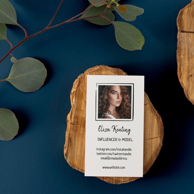 Minimalistiskt Linjer-modellfoto (Skapare uppladdad)