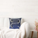 Minimalistiskt månljus, inspierat Dekorativ kudde<br><div class="desc">🌙 Crescent Cats - Minimalist Moonlight Cat Trio Design Concept: Under ett stjärnbelyst himmel, färgar tre eleganter svarta katter på glansbelyst måne. "Crescent Cats" fångar natt tysta magi i en ren, minimalistisk sammansättning. Varje kattdjur är figur slimmat och mystiskt, tyst mot en mjuk galaxi av stjärnor och skuggade nyanser -...</div>