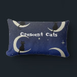 Minimalistiskt månljusskydd Inspired Dekorativ kud Lumbarkudde<br><div class="desc">🌙 Crescent Cats - Minimalist Moonlight Cat Trio Design Concept: Under ett stjärnbelyst himmel, färgar tre eleganter svarta katter på glansbelyst måne. "Crescent Cats" fångar natt tysta magi i en ren, minimalistisk sammansättning. Varje kattdjur är figur slimmat och mystiskt, tyst mot en mjuk galaxi av stjärnor och skuggade nyanser -...</div>