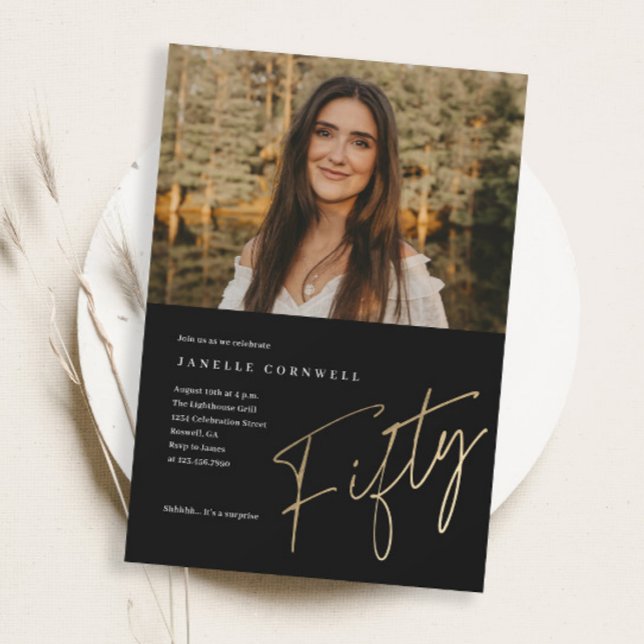 Minimalistiskt manus Guld 50-års födelsedagsfoto Magnetisk Inbjudningskort (Elegant modern black and gold script photo 50th birthday party magnetic invitations.)