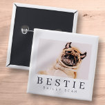 Minimalistiskt Modern Chic Pet Bestie BFF-foto Knapp<br><div class="desc">Design består av roligt och lekfull typografi med sans serif- och serif-teckensnitt. Lägg till ett anpassningsbar-foto.</div>