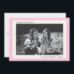 Minimalistiskt Modern Cute Rosa Hanukkah Photo Julkort<br><div class="desc">Fira Hanukkah med det här minimalistiska och moderna fotokortet, som har ett sött rosa gräns för en aning värme och charm. Den enkla och rena designen gör att ditt foto kan gå i mitten av scenen, medan den redigerbara texten gör att du kan anpassa din Julhälsningar. Perfekt för att skicka...</div>