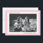 Minimalistiskt Modern Cute Rosa Hanukkah Photo Julkort<br><div class="desc">Fira Hanukkah med det här minimalistiska och moderna fotokortet, som har ett sött rosa gräns för en aning värme och charm. Den enkla och rena designen gör att ditt foto kan gå i mitten av scenen, medan den redigerbara texten gör att du kan anpassa din Julhälsningar. Perfekt för att skicka...</div>