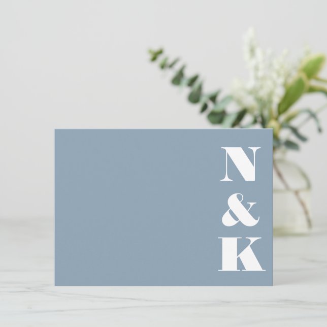 Minimalistiskt Modern Monogram Dusty Blue Bröllop Anteckningskort (Stående Fram)