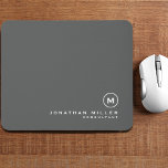Minimalistiskt Modern Monogram Musmatta<br><div class="desc">Minimalistisk modern monogramdesign med klassisk blocksymbol i en tidlös klassisk typografi med personlig namn och rubrik nedan på en enkel grått-bakgrund. Anpassa för din anpassningsbars använda.</div>