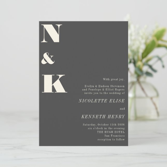 Minimalistiskt Modern Monogram svart fet Bröllop Inbjudningar (Stående Fram)
