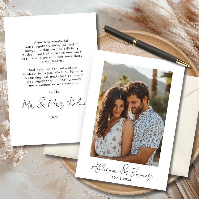 Minimalistiskt Modern Photo Bröllop-meddelande Inbjudningar (Minimalist modern wedding announcement card with couple photo and elegant typography design.)