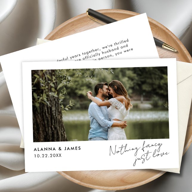 Minimalistiskt Modern Photo Bröllop-meddelande Inbjudningar (Modern wedding announcement card with couple photo and elegant script text.)