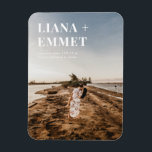 Minimalistiskt Modern Photo Bröllop spara datum Magnet<br><div class="desc">Det här sparar datumet med ett foto av paret för perfektens sätt att låta familj och vänner veta ditt bröllop-datum!</div>