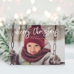 Minimalistiskt Modern Scrip God jul Photo Julkort<br><div class="desc">Elegant och enkelt helgdag-kort med modern bildtext. Det finns en subtil toning för att markera texten. Baksidan har ett andra foto med plats för din egen personlig. All text och färg kan redigeras.</div>