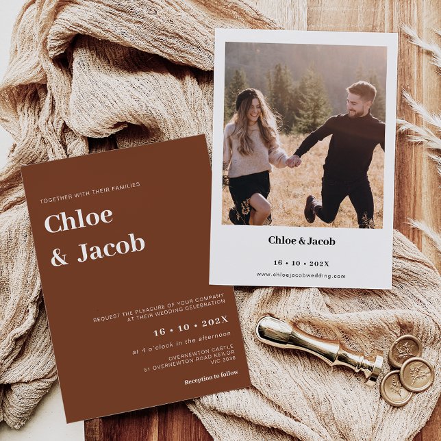 Minimalistiskt Modern Serif Font Terracotta Bröllo Inbjudningar (Minimalist terracotta wedding invitation featuring a modern serif font and couples photo on the back)