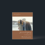 Minimalistiskt Modern Sienna Brown-foto sparar dat Vykort<br><div class="desc">Minimalistiskt Modern Sienna Brown-vykort för skript Bröllop spara datum med foto</div>