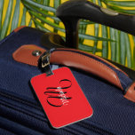 Minimalistiskt modernt monogram initialt namn röd bagagebricka<br><div class="desc">Minimalistiskt,  modernt monogram,  inledande svartvit namn. Anpassningsbart eget namn med en kursiv början bakom på ett rött färg.</div>