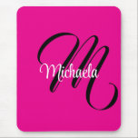 Minimalistiskt modernt monogram initialt namn shoc musmatta<br><div class="desc">Minimalistiskt,  modernt monogram,  inledande svartvit namn. Anpassningsbart eget namn med en kursiv början bakom på ett shock rosa färg.</div>