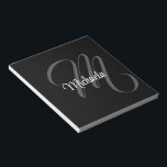 Minimalistiskt modernt monogram, inledande namn anteckningsblock<br><div class="desc">Minimalistiskt,  modernt monogram,  inledande svartvit namn. Anpassningsbart eget namn med en kursiv början bakom på ett svart färg.</div>