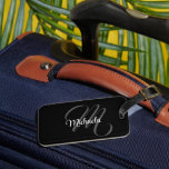 Minimalistiskt modernt monogram, inledande namn bagagebricka<br><div class="desc">Minimalistiskt,  modernt monogram,  inledande svartvit namn. Anpassningsbart eget namn med en kursiv början bakom på ett svart färg.</div>