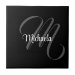 Minimalistiskt modernt monogram, inledande namn kakelplatta<br><div class="desc">Minimalistiskt, modernt monogram, inledande svartvit namn. Anpassningsbart eget namn med en kursiv början bakom på ett svart färg.</div>