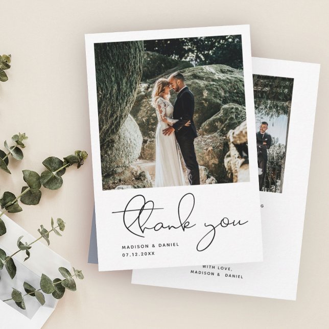 Minimalistiskt modernt skript - enkelt Bröllop  Tack Kort (Romantic wedding thank you card with a couple in formal attire embracing on a rocky landscape. )