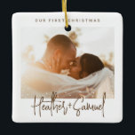 Minimalistiskt modernt skript | Jul Snö Photo Julgransprydnad Keramik<br><div class="desc">Skapa din egen fotokeepy med den här Eleganten Merry och Married Photo Helgdag Ceramic Ornament. En enkel och sofistikerad design i chokladbrun och vit med anpassningsbar i färsk handskriven kalligrafi och sans-serif-teckensnitt,  vågrät eller fyrkantigt foto,  snö ram,  nylweds namn,  firande och år. Ingen minimiorder.</div>