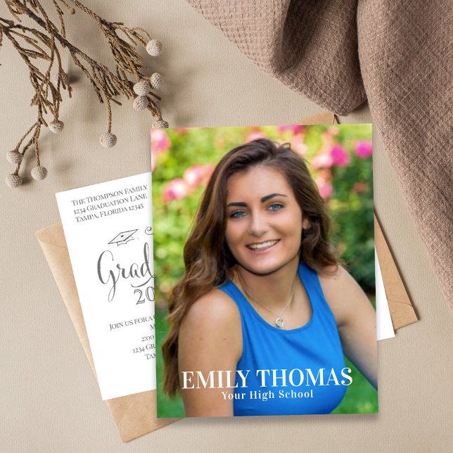 Minimalistiskt modernt Student-skript Vykort (Graduation photo postcard template with stylish calligraphy script. )