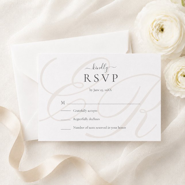 Minimalistiskt Monogram Bröllops-Svarskort OSA Kort (Minimalist Monogram Wedding RSVP Card on a table with white flowers)