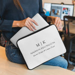 Minimalistiskt monogram eller Lägg till Logotyp Bu Laptop Fodral<br><div class="desc">Det moderna minimalistiska Laptop sleeve-skyddet. Svartvit eller välj anpassningsbarna färg. Perfekt för företag,  småföretag,  företagsmärken,  egenföretagare och annat. Enkel att anpassa med ditt monogram initialer,  ditt företag namn och din information,  jobbtitel,  din slogan eller till och med din logotyp eller ditt eget varumärke.</div>